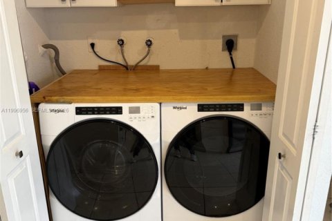 Townhouse in Miami, Florida 2 bedrooms, 104.98 sq.m. № 2060851 - photo 10