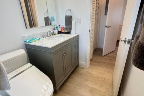 Condo in Ocean Ridge, Florida, 2 bedrooms № 2081693 - photo 14