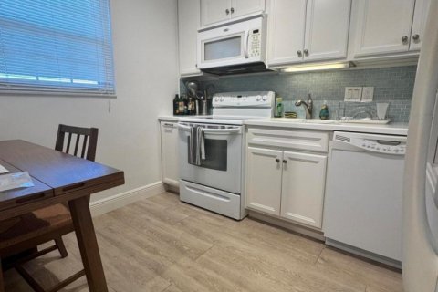 Condo in Ocean Ridge, Florida, 2 bedrooms № 2081693 - photo 10