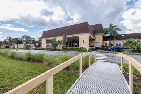 Condo in Sun City Center, Florida, 2 bedrooms  № 2376870 - photo 28