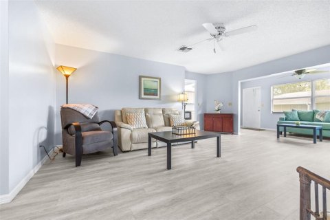 Condo in Sun City Center, Florida, 2 bedrooms  № 2376870 - photo 3