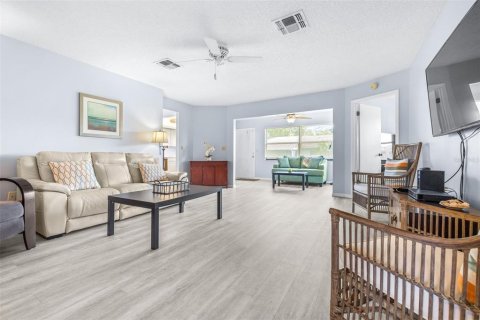 Condo in Sun City Center, Florida, 2 bedrooms  № 2376870 - photo 5