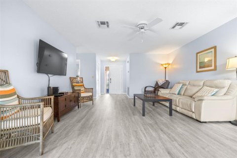 Condo in Sun City Center, Florida, 2 bedrooms  № 2376870 - photo 4