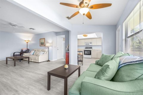 Condo in Sun City Center, Florida, 2 bedrooms  № 2376870 - photo 6