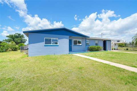 House in Port Charlotte, Florida 2 bedrooms, 100.33 sq.m. № 2103085