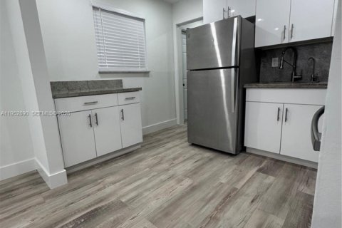 Casa en alquiler en Miami, Florida, 3 dormitorios, 278.71 m2 № 2010038 - foto 11