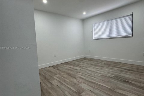 Casa en alquiler en Miami, Florida, 3 dormitorios, 278.71 m2 № 2010038 - foto 7