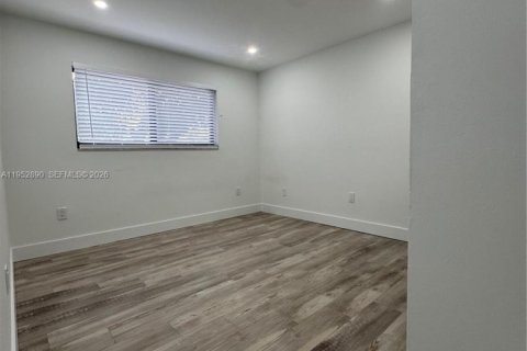 Casa en alquiler en Miami, Florida, 3 dormitorios, 278.71 m2 № 2010038 - foto 2