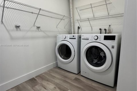 Casa en alquiler en Miami, Florida, 3 dormitorios, 278.71 m2 № 2010038 - foto 12