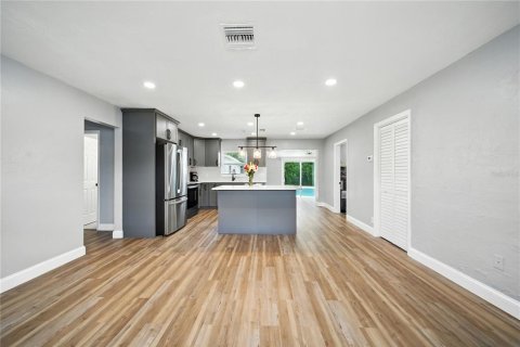 Casa en alquiler en Saint Petersburg, Florida, 3 dormitorios, 106.84 m2 № 1885393 - foto 3