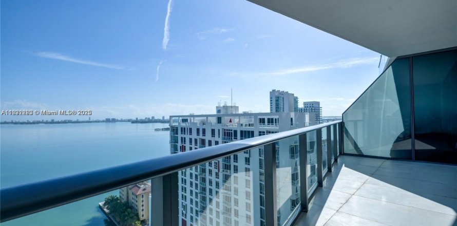 Condominio en Miami, Florida, 2 dormitorios  № 1809289