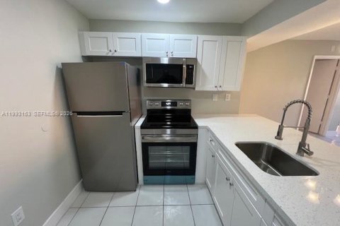 Appartement à louer à Hialeah, Floride: 2 chambres, 69.68 m2 № 2057068 - photo 18