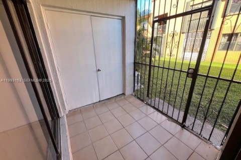 Appartement à louer à Hialeah, Floride: 2 chambres, 69.68 m2 № 2057068 - photo 7