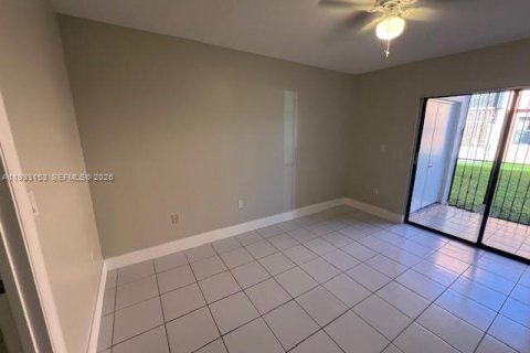 Appartement à louer à Hialeah, Floride: 2 chambres, 69.68 m2 № 2057068 - photo 8