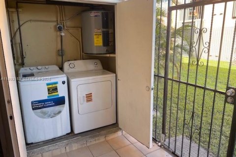 Appartement à louer à Hialeah, Floride: 2 chambres, 69.68 m2 № 2057068 - photo 4