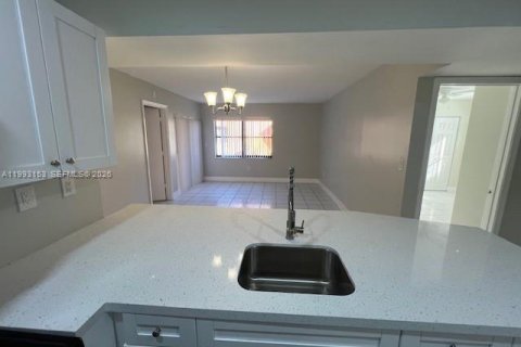 Appartement à louer à Hialeah, Floride: 2 chambres, 69.68 m2 № 2057068 - photo 3