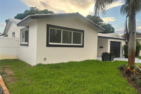 House in Hollywood, Florida 3 bedrooms, 146.79 sq.m. № 1895415 - photo 2