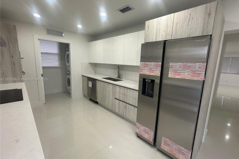 House in Hollywood, Florida 3 bedrooms, 146.79 sq.m. № 1895415 - photo 5