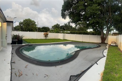House in Hollywood, Florida 3 bedrooms, 146.79 sq.m. № 1895415 - photo 19