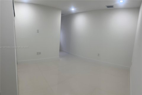 House in Hollywood, Florida 3 bedrooms, 146.79 sq.m. № 1895415 - photo 15