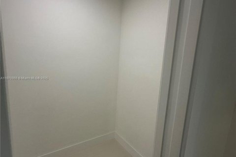 House in Hollywood, Florida 3 bedrooms, 146.79 sq.m. № 1895415 - photo 10