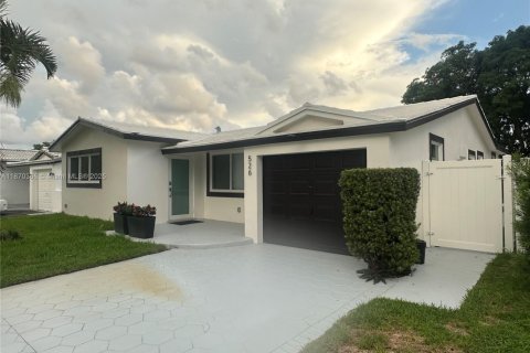 House in Hollywood, Florida 3 bedrooms, 146.79 sq.m. № 1895415 - photo 3