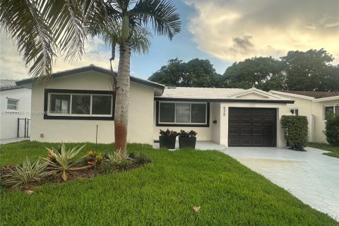 House in Hollywood, Florida 3 bedrooms, 146.79 sq.m. № 1895415 - photo 1