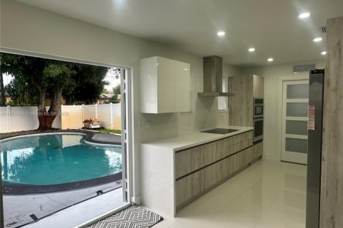 House in Hollywood, Florida 3 bedrooms, 146.79 sq.m. № 1895415 - photo 16