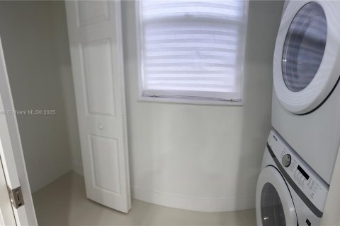 House in Hollywood, Florida 3 bedrooms, 146.79 sq.m. № 1895415 - photo 13