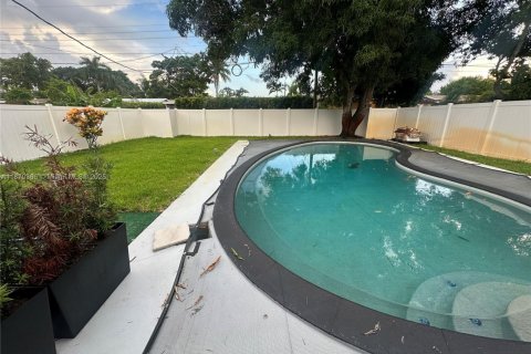 House in Hollywood, Florida 3 bedrooms, 146.79 sq.m. № 1895415 - photo 20