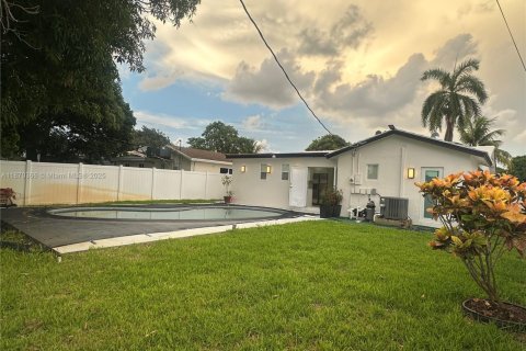 House in Hollywood, Florida 3 bedrooms, 146.79 sq.m. № 1895415 - photo 6