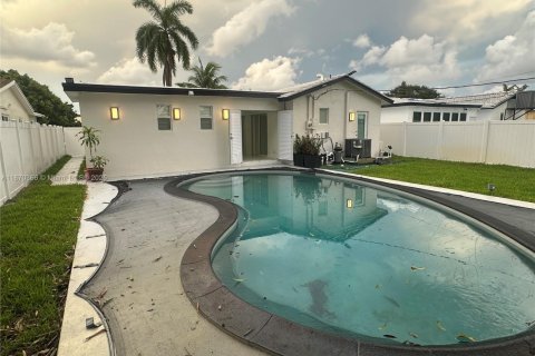 House in Hollywood, Florida 3 bedrooms, 146.79 sq.m. № 1895415 - photo 18