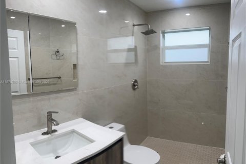 House in Hollywood, Florida 3 bedrooms, 146.79 sq.m. № 1895415 - photo 8