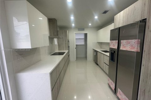 House in Hollywood, Florida 3 bedrooms, 146.79 sq.m. № 1895415 - photo 4