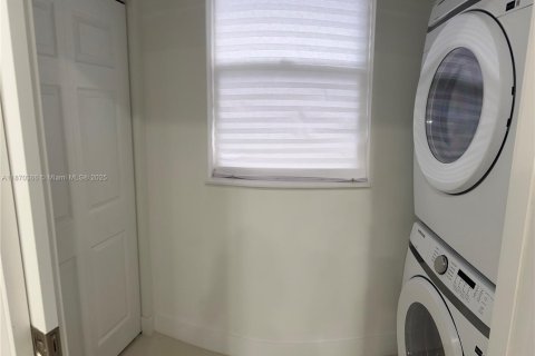 House in Hollywood, Florida 3 bedrooms, 146.79 sq.m. № 1895415 - photo 12