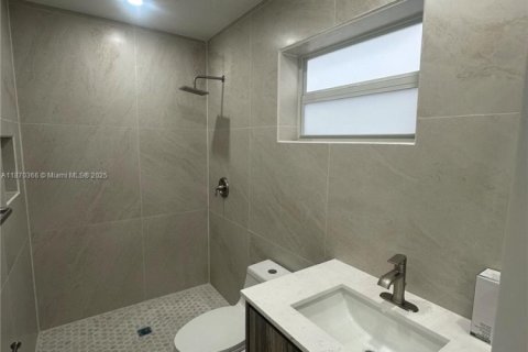 House in Hollywood, Florida 3 bedrooms, 146.79 sq.m. № 1895415 - photo 14