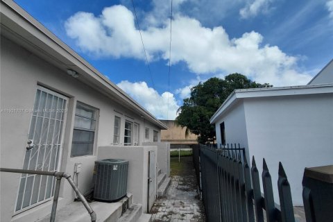 Снять в аренду квартиру в Майами, Флорида 2 спальни, 111.95м2, № 1975358 - фото 2