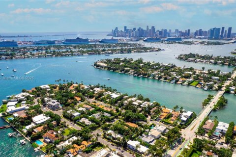 House in Miami Beach, Florida 3 bedrooms, 264.12 sq.m. № 1864208 - photo 17