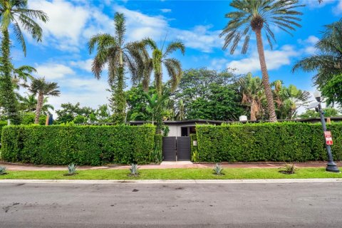 House in Miami Beach, Florida 3 bedrooms, 264.12 sq.m. № 1864208 - photo 20
