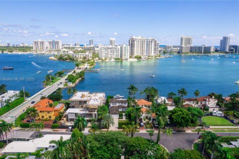House in Miami Beach, Florida 3 bedrooms, 264.12 sq.m. № 1864208 - photo 9