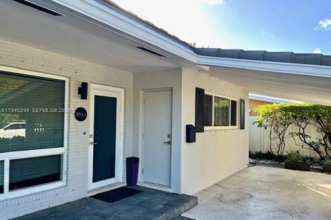 Снять в аренду квартиру в Форт-Лодердейл, Флорида 2 спальни, 253.99м2, № 1998484 - фото 3