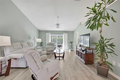 House in Spring Hill, Florida 3 bedrooms, 143.91 sq.m. № 2091570 - photo 2