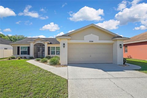 House in Spring Hill, Florida 3 bedrooms, 143.91 sq.m. № 2091570 - photo 1