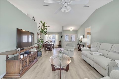 House in Spring Hill, Florida 3 bedrooms, 143.91 sq.m. № 2091570 - photo 4