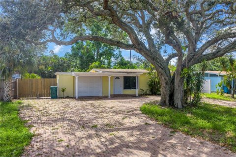 House in Saint Petersburg, Florida 2 bedrooms, 78.04 sq.m. № 1800409 - photo 1