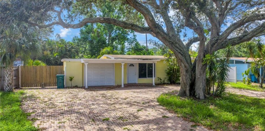 House in Saint Petersburg, Florida 2 bedrooms, 78.04 sq.m. № 1800409