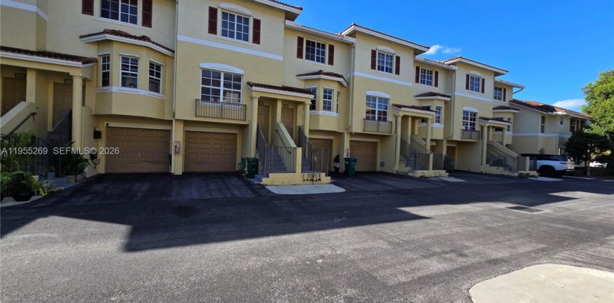 Таунхаус в Майами, Флорида 3 спальни, 119.1м2 № 2011104