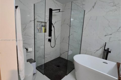 Снять в аренду таунхаус в Майами, Флорида 3 спальни, 119.1м2, № 2011104 - фото 10