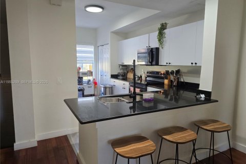 Снять в аренду таунхаус в Майами, Флорида 3 спальни, 119.1м2, № 2011104 - фото 5