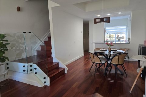 Снять в аренду таунхаус в Майами, Флорида 3 спальни, 119.1м2, № 2011104 - фото 2